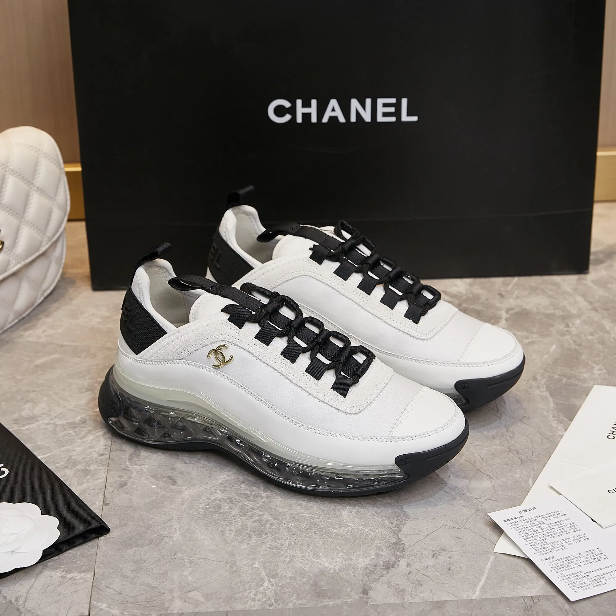 Men's men's shoes pP580! Chanel Chanel - 2024 counter top casual sneakers This classic design; the upper is made of various craftsmanship styles; the outsole is fashionable and sporty; the outsole is fashionable and sporty; the extraordinary inclusion of a variety of color matching elements... The diversified mix and match is very beautiful and versatile, casual, fashionable, sports and outdoor can be taken into account... ꫛꫀꪝ Go➫ Materials: ❶Upper made of: original imported cowhide ❷Inside made of: original imported breathable sheepskin ❸Outsole is based on: Original TPU air cushion outsole. Full set of boutique packaging for women 35–41 and men 39–45.